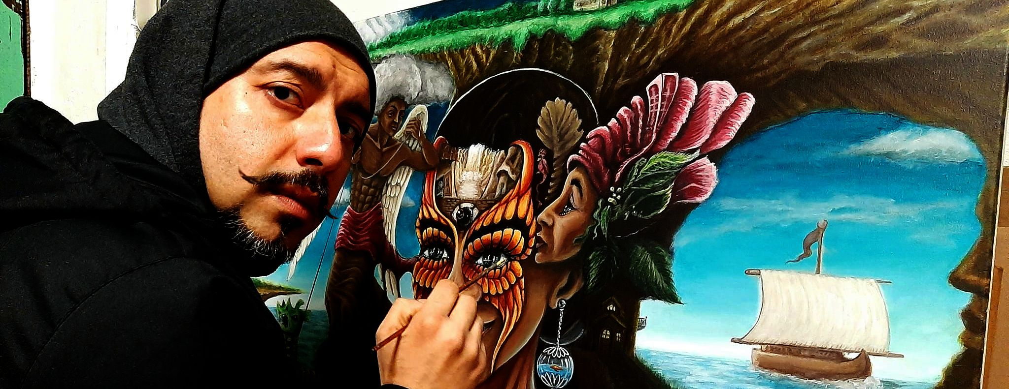 Arslan Arslanov vor einer Auswahl seiner Kunstwerke